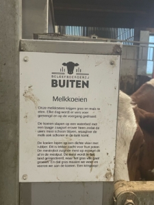 Informatiebordje in de stal